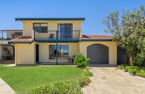Moana House | Gorgeous Beach and Ocean Views - Located right on the Beach