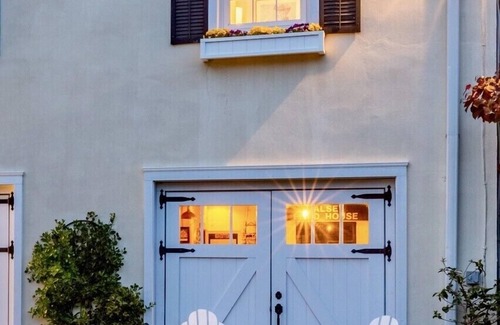 Annapolis Apartment | Gorgeous Carriage House close to USNA, walk to stadium, free parking, pets+kids
