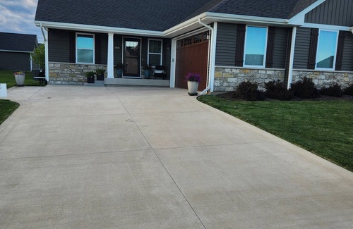 Bettendorf Condo | Gorgeous, clean, newer Condo , 5 bedrooms! 1 mile from Bettplex.