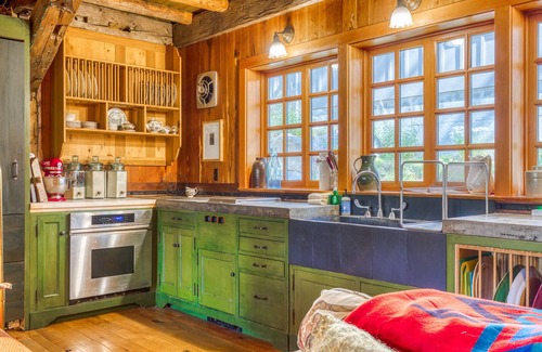 Government Camp Ski Chalet | Gorgeous custom-built chalet with fireplace & home office - walk to ski/hiking