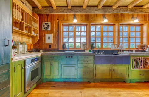 Government Camp Ski Chalet | Gorgeous custom-built chalet with fireplace & home office - walk to ski/hiking