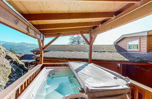 Brookings Cabin | Gorgeous dog-friendly coastal escape with private hot tub, patio & amazing views