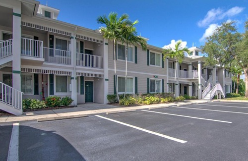 Naples House | **Gorgeous First Floor Villa in Greenlinks of Lely -Relax by the Pool, Golf at 2 Courses or Enjoy Happy Hour Next Door!**