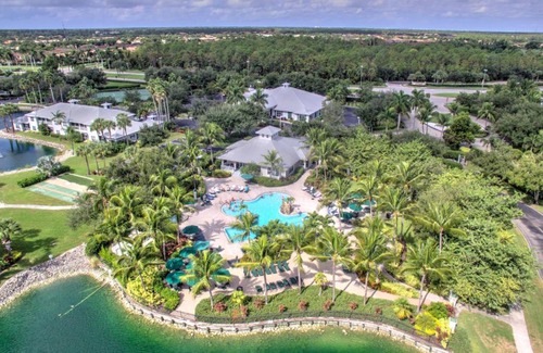 Naples House | **Gorgeous First Floor Villa in Greenlinks of Lely -Relax by the Pool, Golf at 2 Courses or Enjoy Happy Hour Next Door!**