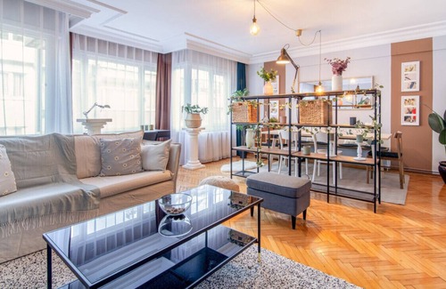 Nisantasi Apartment | Gorgeous Flat with Lovely Balcony in Nisantasi