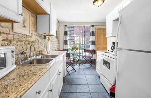 Old West Broad Neighborhood Apartment | Gorgeous Ground Level Getaway - Historic District Savannah near Forsyth Park