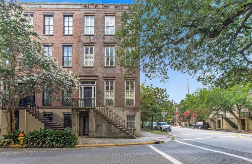 Old West Broad Neighborhood Apartment | Gorgeous Ground Level Getaway - Historic District Savannah near Forsyth Park