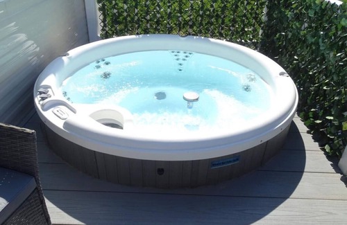 Dogdyke Cabin | Gorgeous Home from Home Luxury 8 Berth Lodge with Sunken Hot Tub