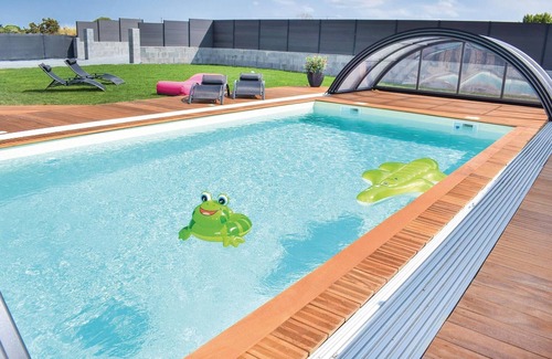 Creances House | Gorgeous home in Créances with WiFi