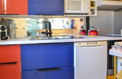 Naujac-Sur-Mer House | Gorgeous home in Naujac-sur-Mer with kitchen