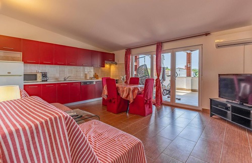 Pomer House | Gorgeous home in Pomer with WiFi
