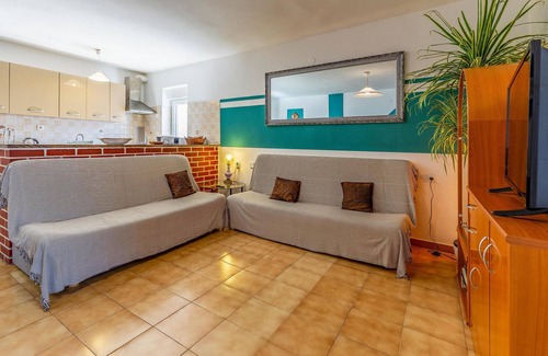 Pomer House | Gorgeous home in Pomer with WiFi