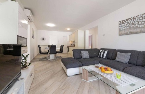 Valica House | Gorgeous home in Umag