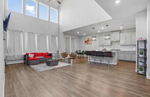 Montgomery House | Gorgeous Lake Conroe Home, Affordable Nightly Rent