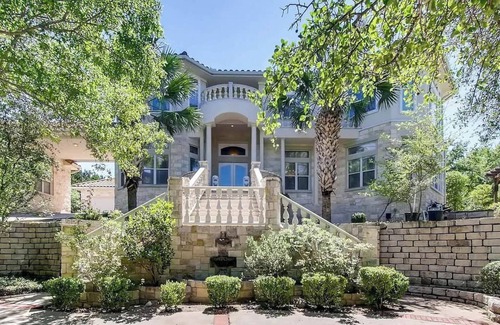 Leander House | GORGEOUS LAKE TRAVIS RETREAT HOME WITH POOL, COURT AND FITNESS ROOM