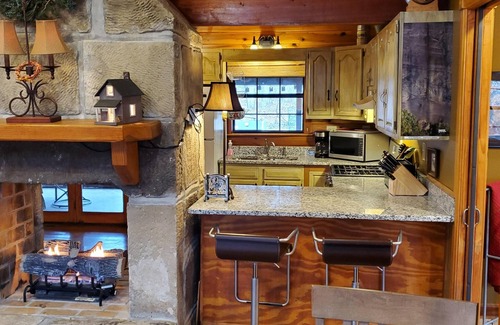 Zoe Cabin | Gorgeous Luxury Chalet. Huge See-Thru Stone Fireplace. Private, Hot Tub, Wi-Fi.
