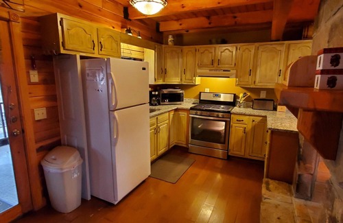 Zoe Cabin | Gorgeous Luxury Chalet. Huge See-Thru Stone Fireplace. Private, Hot Tub, Wi-Fi.