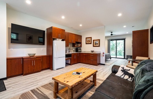 Okauchee Lake House | Gorgeous Modern Build, 4 BD/4 BA, Near Downtown and Hwy
