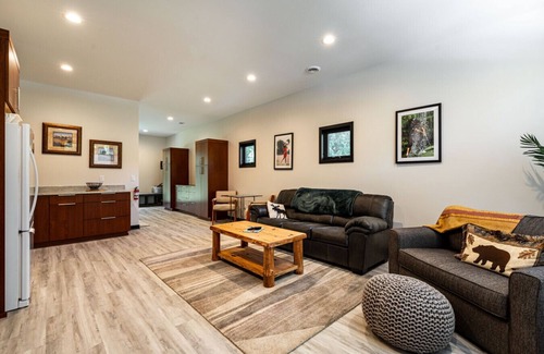 Okauchee Lake House | Gorgeous Modern Build, 4 BD/4 BA, Near Downtown and Hwy