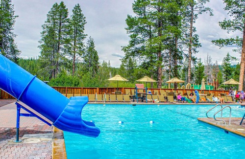 Truckee House | Gorgeous Mountain View & Access to a Pool, Hot Tub, Gym - Near Skiing