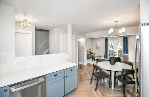 Northeast South Bend House | Gorgeous NEW 5-bedroom townhome with AC, WiFi in charming South Bend- walk to ND