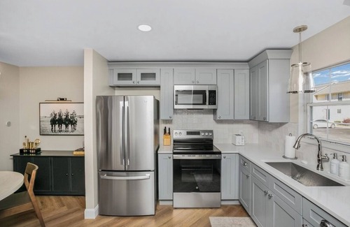 Northeast South Bend House | Gorgeous NEW 5-bedroom townhome with AC, WiFi in charming South Bend- walk to ND