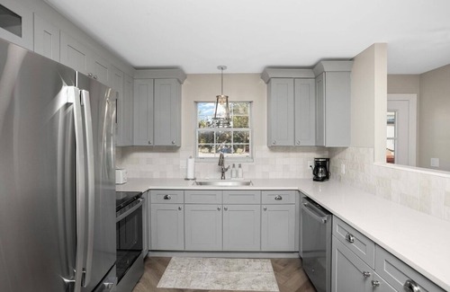 Northeast South Bend House | Gorgeous NEW 5-bedroom townhome with AC, WiFi in charming South Bend- walk to ND