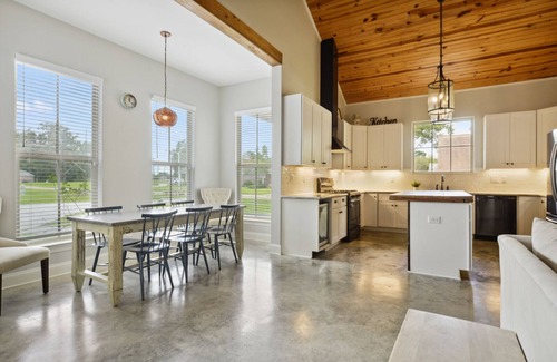 Shenandoah House | Gorgeous newer 3/2 home w/Louisiana style & charm