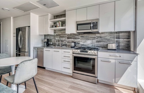 Downtown Oakland Apartment | Gorgeous Oakland 1BR w/AC, W/D, Sky Deck, next to BART, by Blueground