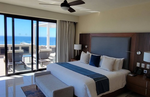 Zona Hotelera Resort | Gorgeous Oceanfront, Christmas in Cabo, family friendly, luxury spa & resort