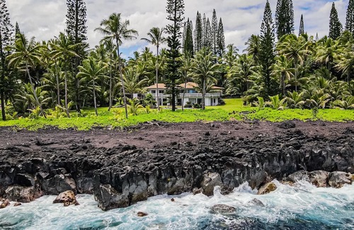 Kapoho House | π΄ Gorgeous Oceanfront Luxury Retreat π private pool, black sand beach, pond, AC