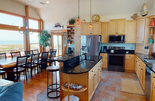 Carova Beach House | GORGEOUS OCEANFRONT Pool, Hot tub, Game room, tiki bar. 4x4 beach SEPT 6 open