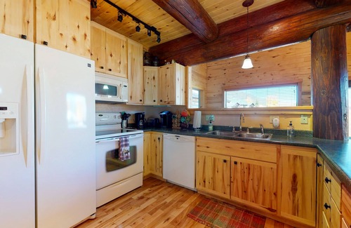 South Fork Cabin | Gorgeous riverfront home with private hot tub/deck/free WiFi/full kitchen