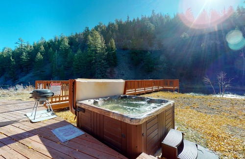 South Fork Cabin | Gorgeous riverfront home with private hot tub/deck/free WiFi/full kitchen