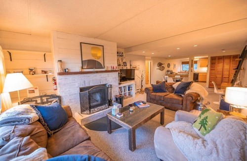 West Dover Apartment | Gorgeous ski retreat apartment with fireplace and Mountain View.