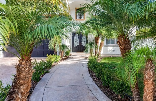 Encino House | Gorgeous , Spacious modern villa In Encino , Close To Restaurants and more
