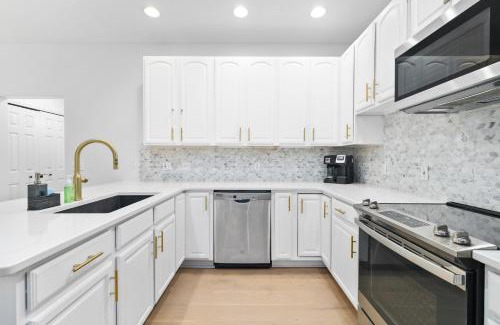 Traverse City House | Gorogeous Chic 2BDR Renovated Home near Downtown Sleeps 6 843