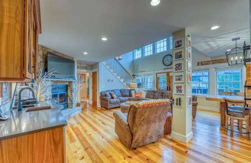 North Woodstock House | “Gracie Mansion” 4 Bed 3.5 Bath near New Loon Mtn