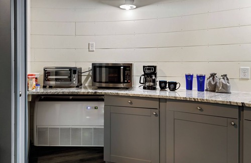 Ashland Cabin | Grain Bin Cabin w/Hot Tub. 2 levels w/Balcony. 1.5 Bathrooms & Pet Friendly!