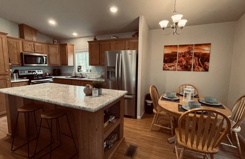 Williams House | Grand Canyon Retreat w/Hot Tub,Fire Pit, laundry, and view. Private & Secluded