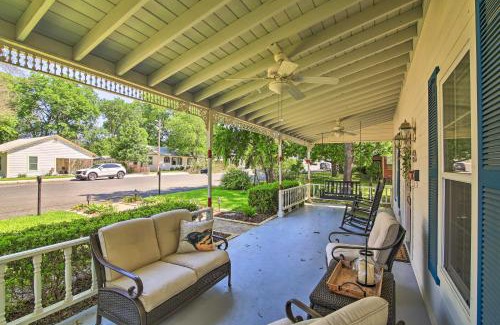 Fredericksburg House | Grand Fredericksburg Retreat - Walk to Main St!