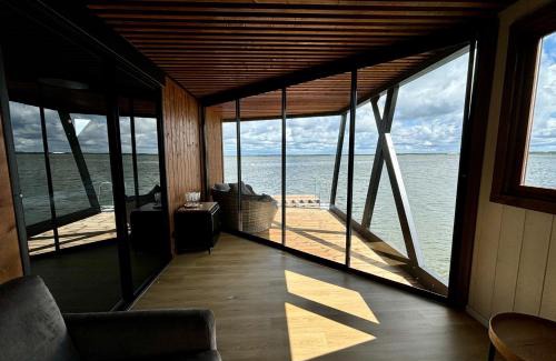 Haapsalu House | Grand Holm Marina Ujuvmajad