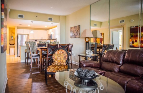 Panama City Beach Hotel | GRAND PANAMA BEACHFRONT, 1ST FLR DIRECT to BEACH/POOL/TIKI. SMART TV & FREE WIFI