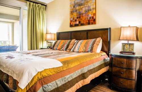 Panama City Beach Hotel | GRAND PANAMA BEACHFRONT, 1ST FLR DIRECT to BEACH/POOL/TIKI. SMART TV & FREE WIFI