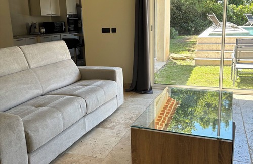 Loriol-du-Comtat Apartment | Grand Studio Avec Piscine Indépendant