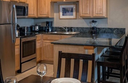 Four O'Clock Cabin | Grand Timber Cozy lodge with 1 bedroom, sleeps 4 in lovely Breckenridge Colorado