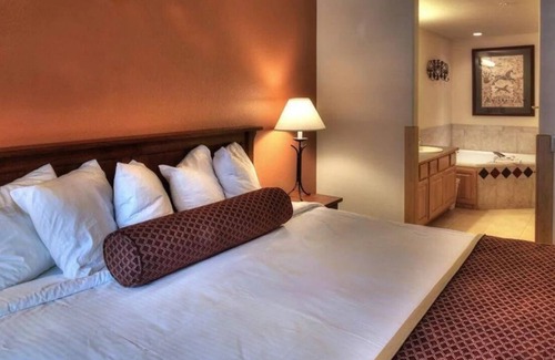 Peak 9 Resort | Grand Timber Lodge- 1 Bedroom and jacuzzi !SKI IN/OUT!