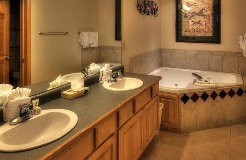 Peak 9 Resort | Grand Timber Lodge- 1 Bedroom and jacuzzi !SKI IN/OUT!