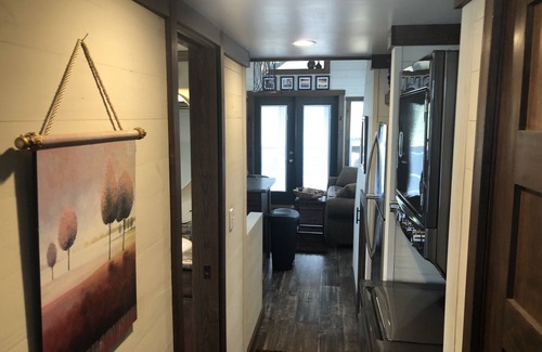 Morganton RV Rental | GRAND Tiny Home minutes to BLUE RIDGE. Yes to PETS!