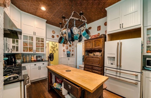 Gonzales House | GRAND VICTORIAN -STEP BACK IN TIME!!!